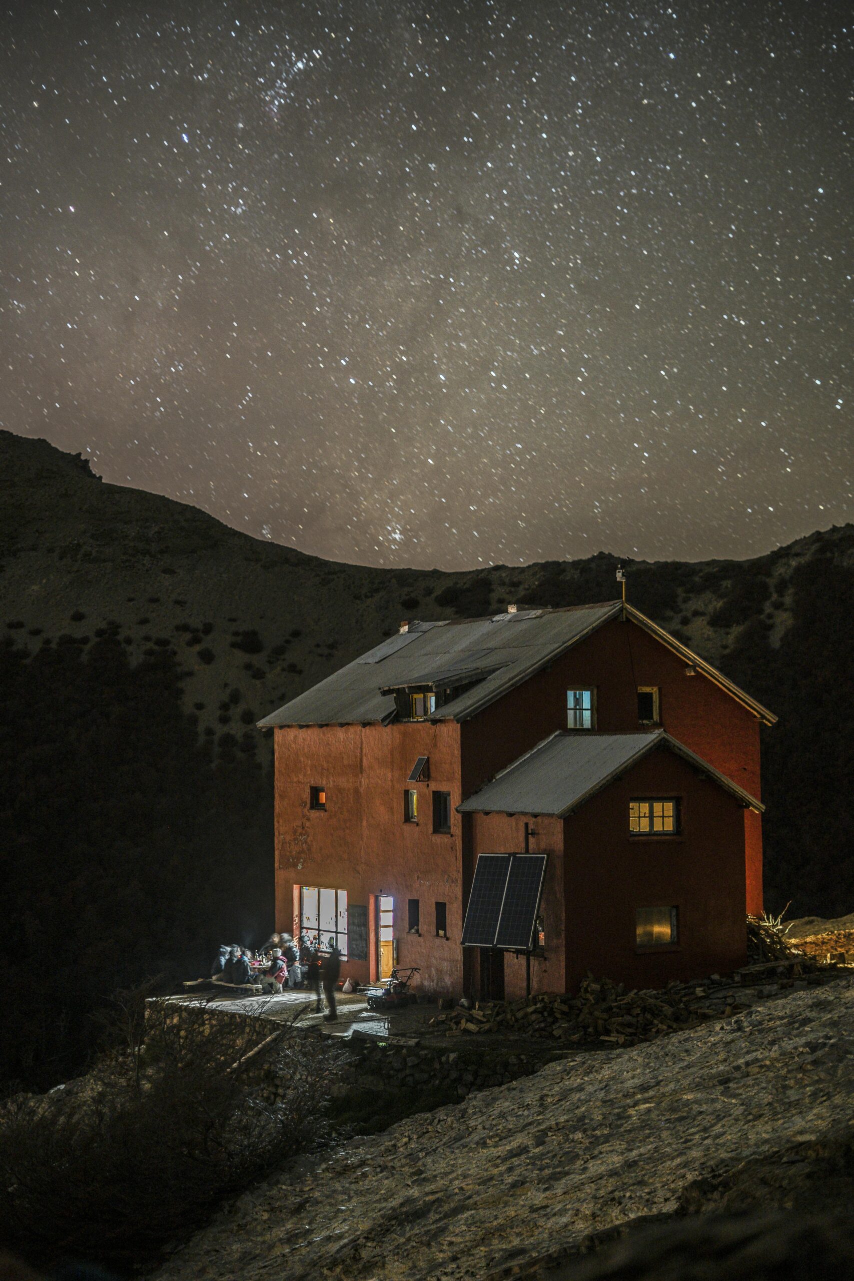 A remote cabin in San Carlos de Bariloche under a star-studded sky.